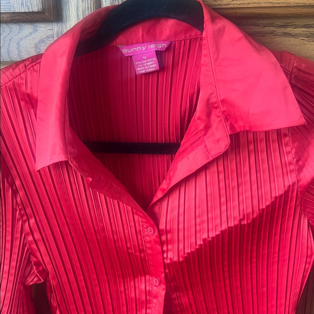 Sunny Leigh Red Pleated Button Down Shirt SZ Med - Picture 3 of 7